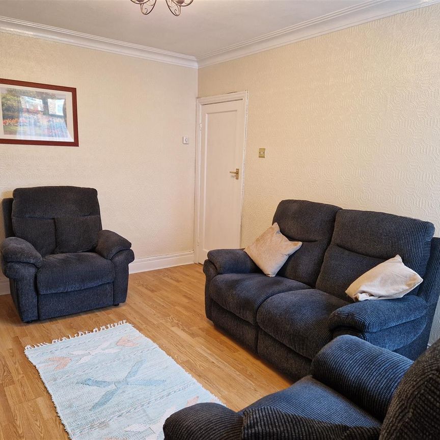 2 bed flat to rent in St Albans Crescent, Heaton - Photo 1