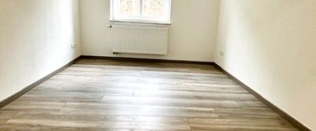 Hochwertig sanierte 3-Raum-Wohnung mit Einbauküche, Kaminofen und PKW-Stellplatz! - Foto 1