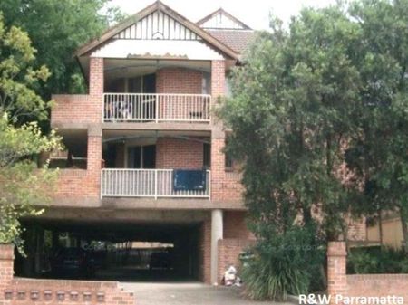 Neat 2 Bedroom Apartment In Desirable Location - Photo 2