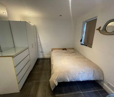 4 Bed Flat, Lillie Road, SW6 - Photo 2