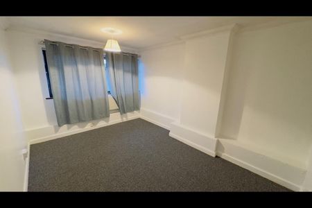 3 Bed Terraced House, Boyce Drive, BS2 - Photo 5