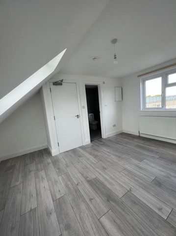 1 bedroom in a house share to rent - Photo 4