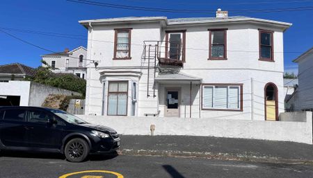 Clifton House - Comfortable, Convenient, and Female-Only - Photo 5