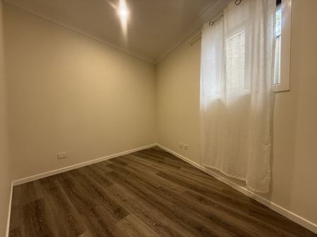 Modern 2-Bedroom Granny Flat in Quiet Ambarvale Cul-de-sac - Photo 3