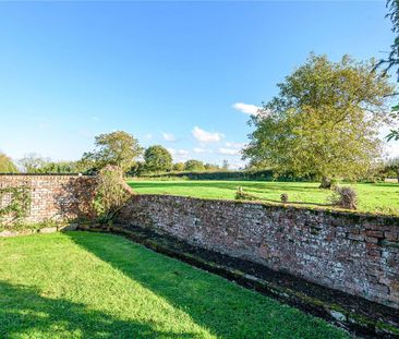 A charming a characterful home in the village of Laddingford. - Photo 2