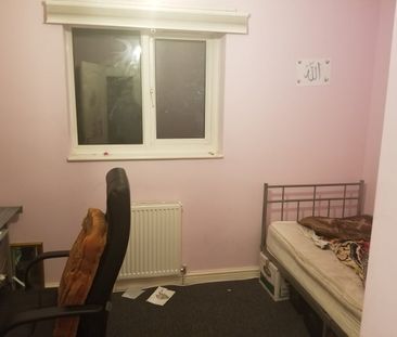 2 Bed Terraced House, Larkspur Gardens, LU4 - Photo 4