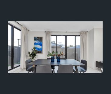 Brand New Modern Townhouse in a Prestigious Location! - Photo 3