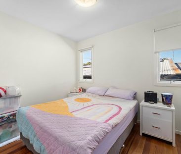 6 MONTH LEASE - Renovated beachside abode - Photo 4