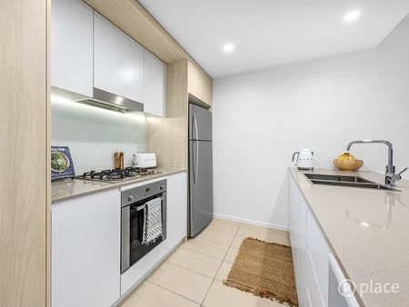 Private 2 bed; 2 bath; secure car park. - Photo 3