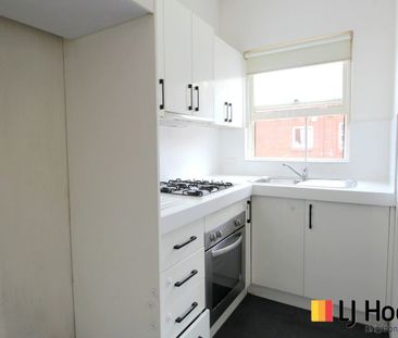 BRIGHT & AIRY TOP FLOOR ONE-BEDROOM APARTMENT! - Photo 2