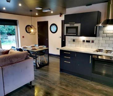 12 bedroom private hall to rent - Photo 1