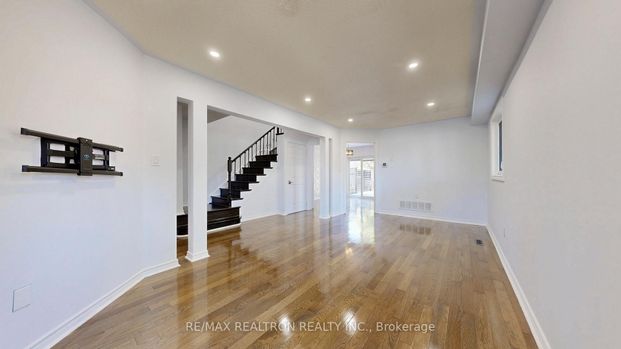 For Lease - 558 Willowick Drive, Newmarket, Ontario - Photo 1