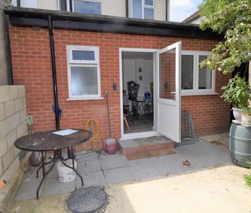 three /four bedroom house close to chadwel heath station- - Photo 4
