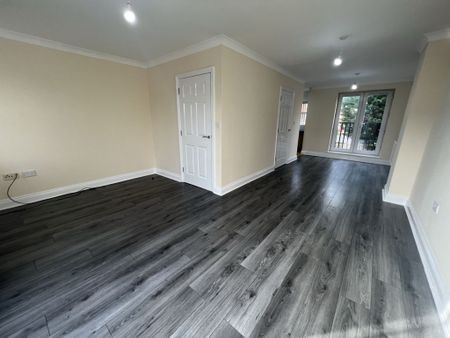 3 Bedroom Town House - Photo 3