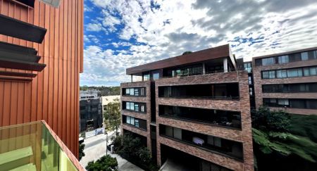 Stylish 2-Bedroom Apartment in the Heart of Erskineville - Photo 2