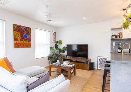 Stylish parkside retreat with lock-up over-sized garage - Photo 3