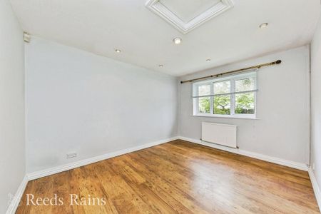 4 bedroom detached house to rent - Photo 3