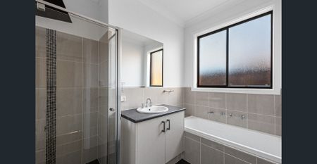 Refurbished courtyard home in great location! - Photo 3