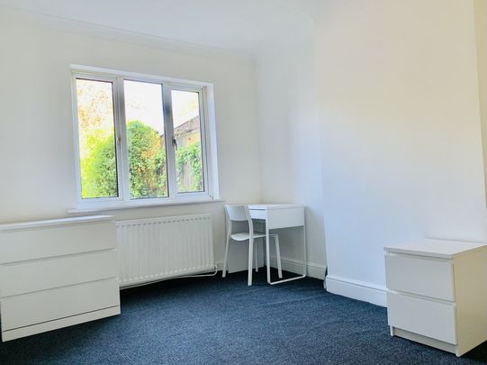 5 bed semi-detached house to rent in Earlham Green Lane, Norwich, NR5 - Photo 1