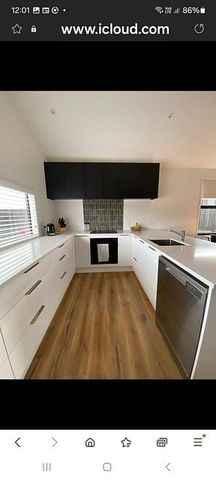 'Sunny' 'high quality stylish' home - Photo 5