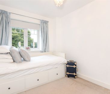 2 bedroom in Carina Drive, Wokingham - Photo 2