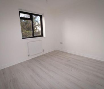 3 bedroom flat to rent - Photo 3