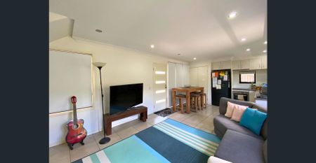 MODERN 3 BEDROOM, 2 BATHROOM TOWNHOUSE FOR RENT - LOCATED IN A QUIET STREET! - Photo 3