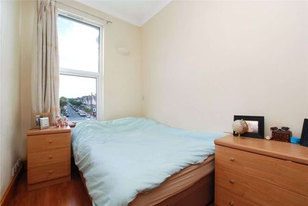 Three bedroom furnished flat, perfect for sharers and moments from Tooting Bec. - Photo 5