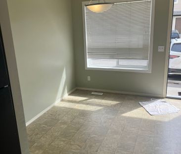 2 bdrms, spacious townhome for rent in Saddleridge! - Photo 4
