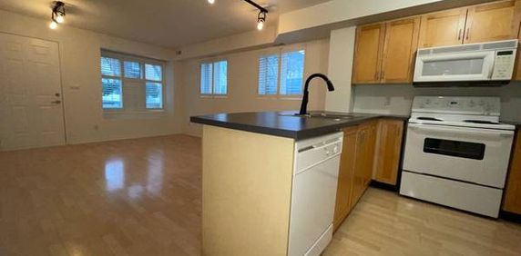 Trendy 1-BR stacked condo townhouse for rent at the King West Village - Photo 2