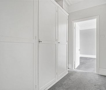 *Includes GAS & ELECTRIC* Spacious and well presented three bedroom... - Photo 4