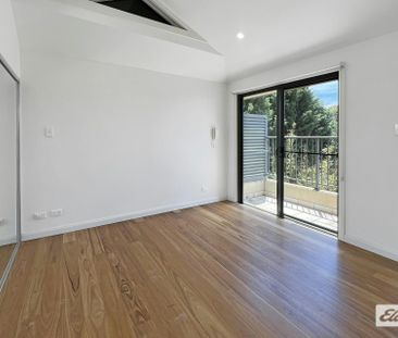 Spacious Three Bedroom Townhouse for Rent! - Photo 6
