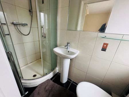 1 bedroom in a house share to rent - Photo 4