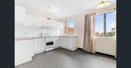 Two-bed apartment with privacy and convenience - Photo 3