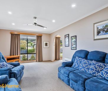 "Neat and Tidy 3 Bedroom Home + Sunroom!" - Photo 2