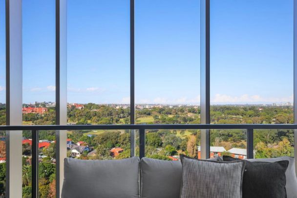 Three Bedroom Penthouse with Panaromic Views - Photo 1