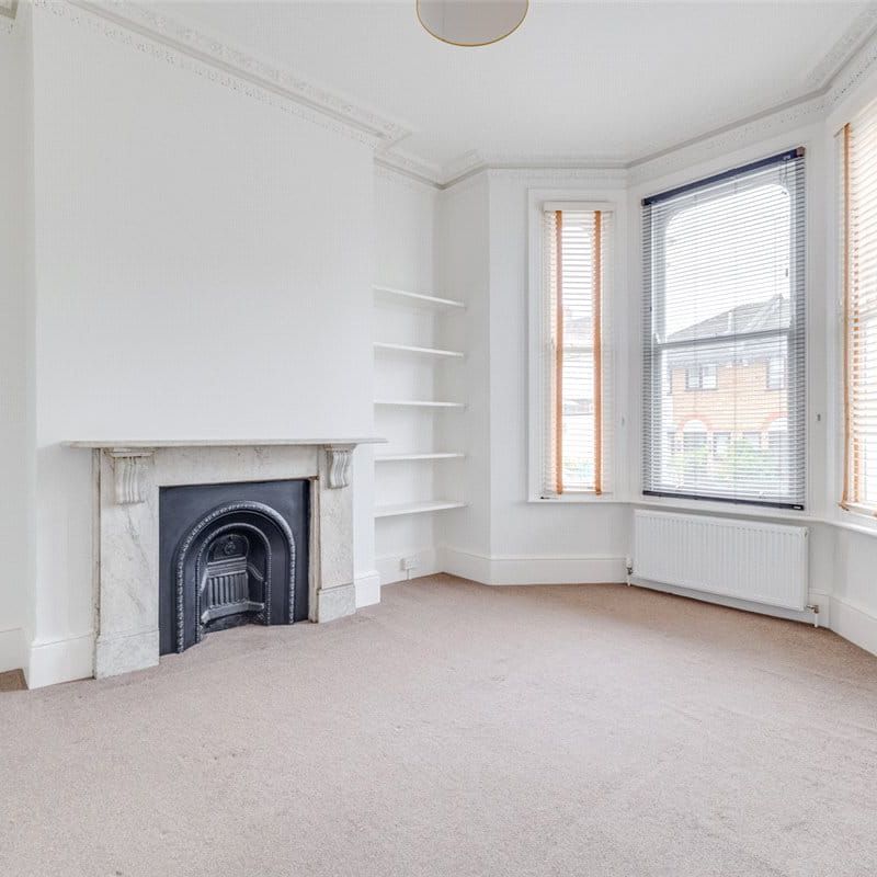 Families or maximum 2 sharers. A spacious and newly refurbished three double bedroom lower ground floor apartment. EPC rating D - Photo 1