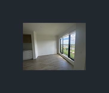 Contemporary 2-Bed Townhouse in Wollert - Photo 3