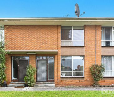 SPACIOUS 2 BEDROOM 2 STOREY TOWNHOUSE - Photo 1