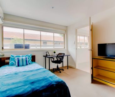 Large 2 Bedroom - Photo 3