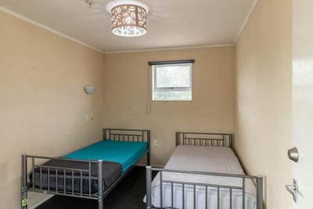Tidy bedroom in shared housing! - Photo 4