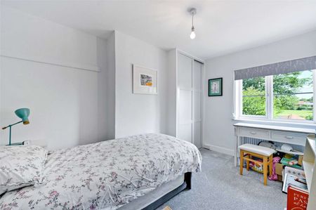 SHORT TERM - An immaculate three bedroom home offered fully furnished - Photo 3