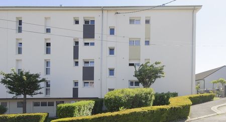 Appartement composé de 3 chambres fermées, situé dans le centre de Fumay - Photo 3