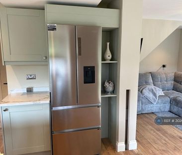 1 bedroom in a house share to rent - Photo 5