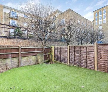 Just off Narrow Street, new to the market is this recently refurbished three bedroom townhouse situated next to Limehouse Marina and the Thames. - Photo 2