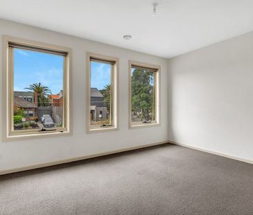 Perfectly positioned townhouse - Photo 1