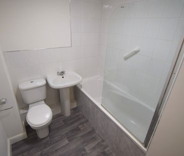 To Let 2 Bed Flat - Photo 6