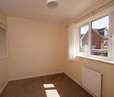 A 2 Bedroom House in Swindon Village GL51 0AP - Photo 2