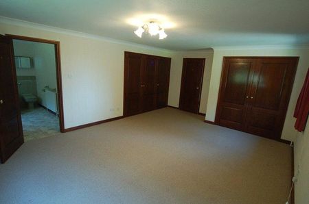 4 bedroom detached house to rent - Photo 5