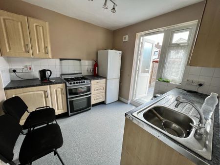 3 bedroom terraced house to rent - Photo 5